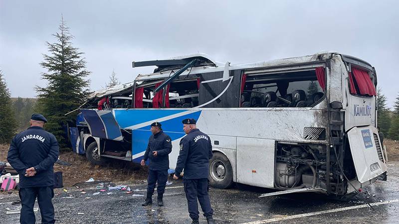 Yolcu otobüsü devrildi; 1 ölü, 30 yaralı